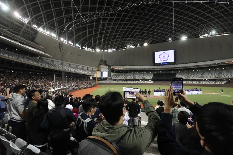 等候32年台北大巨蛋終於正式啟用。 資料照片，林林攝