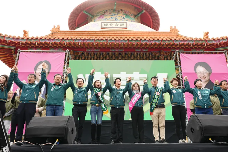 賴清德介紹台南6位立委候選人。賴清德競總提供