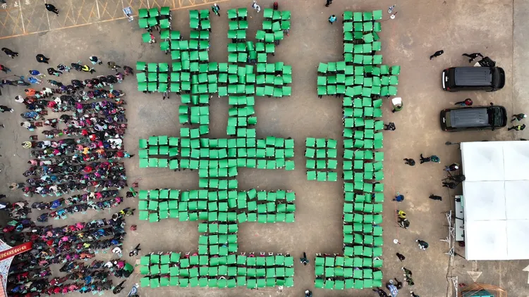 鄉親拼出「對」字樣。賴清德競總提供