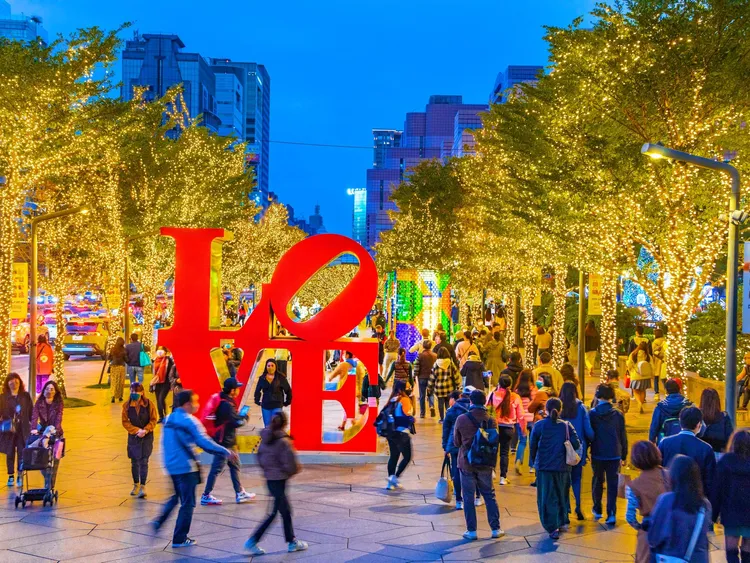 信義商圈隨處都是亮點燈飾，滿布跨年氛圍。商業處提供