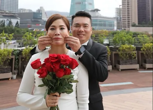 獨家|最美議員鍾沛君俏皮捏臉婚紗照曝光!懷男寶求婚成功還沒登記