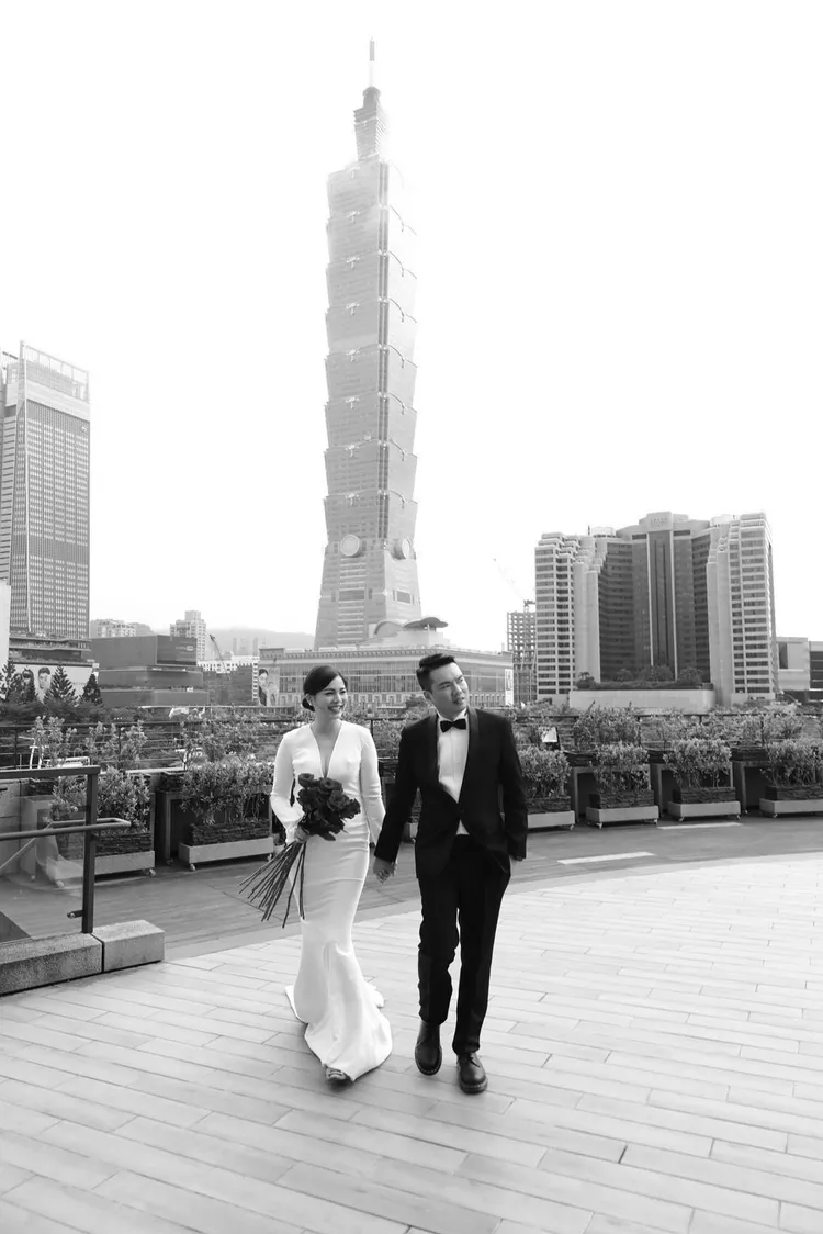 鍾沛君、陳布朗婚紗照也拍了黑白浪漫版。陳布朗提供