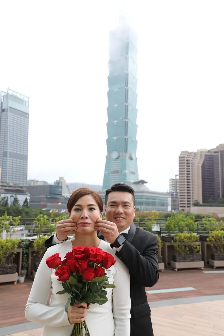 鍾沛君、陳布朗婚紗照以101做背景。陳布朗提供