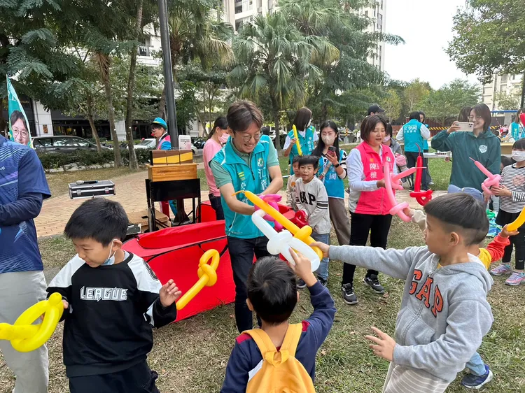 江肇國在樹義里樹仁公園舉辦一場社區歡樂的親子活動。江肇國服務處提供