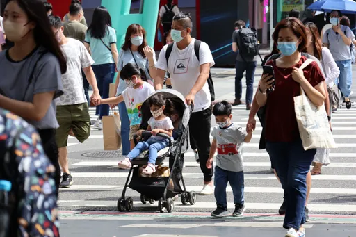 喉嚨化膿還高燒狂吐 1-4歲三兄弟全中鏢!一驗揪出這隻病毒