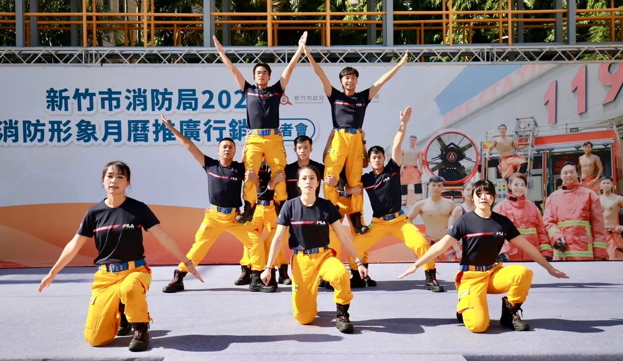 今天的發表會現場由10名消防代言人,登上舞台大秀健康操。新竹市府提供