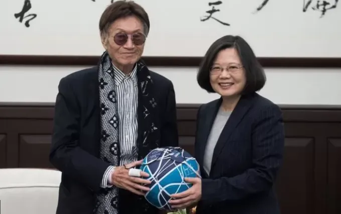 台灣知名體育主播、主持人傅達仁（左）生前推動安樂死立法，獲得總統蔡英文（右）接見。總統府資料照片
