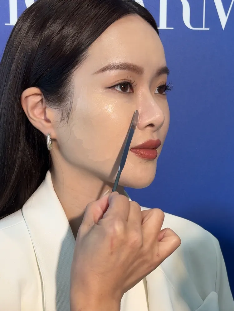 4.嘴角、鼻翼、下眼瞼處可以刀鋒前端，沾取少量輕推