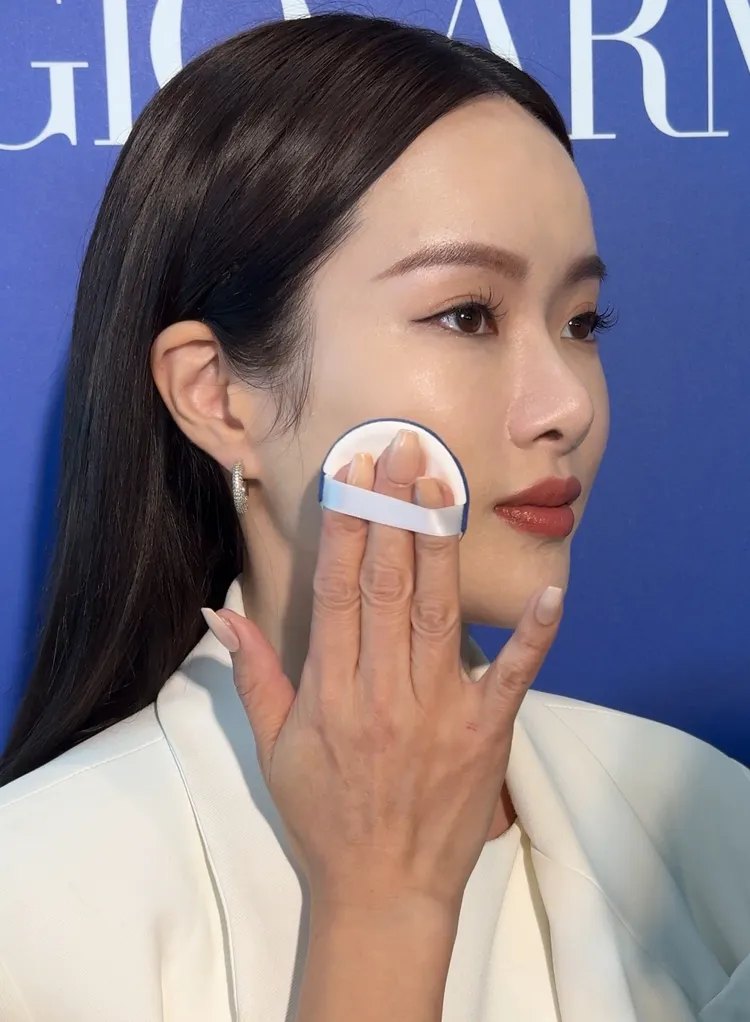 5.最後搭配粉撲輕拍按壓讓妝更服貼，就可快速完妝