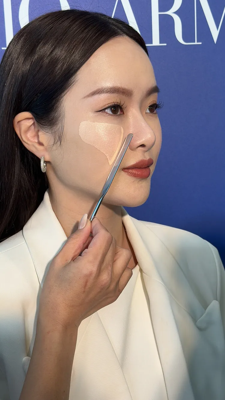 2.以刀鋒從鼻翼旁臉頰處往外輕畫