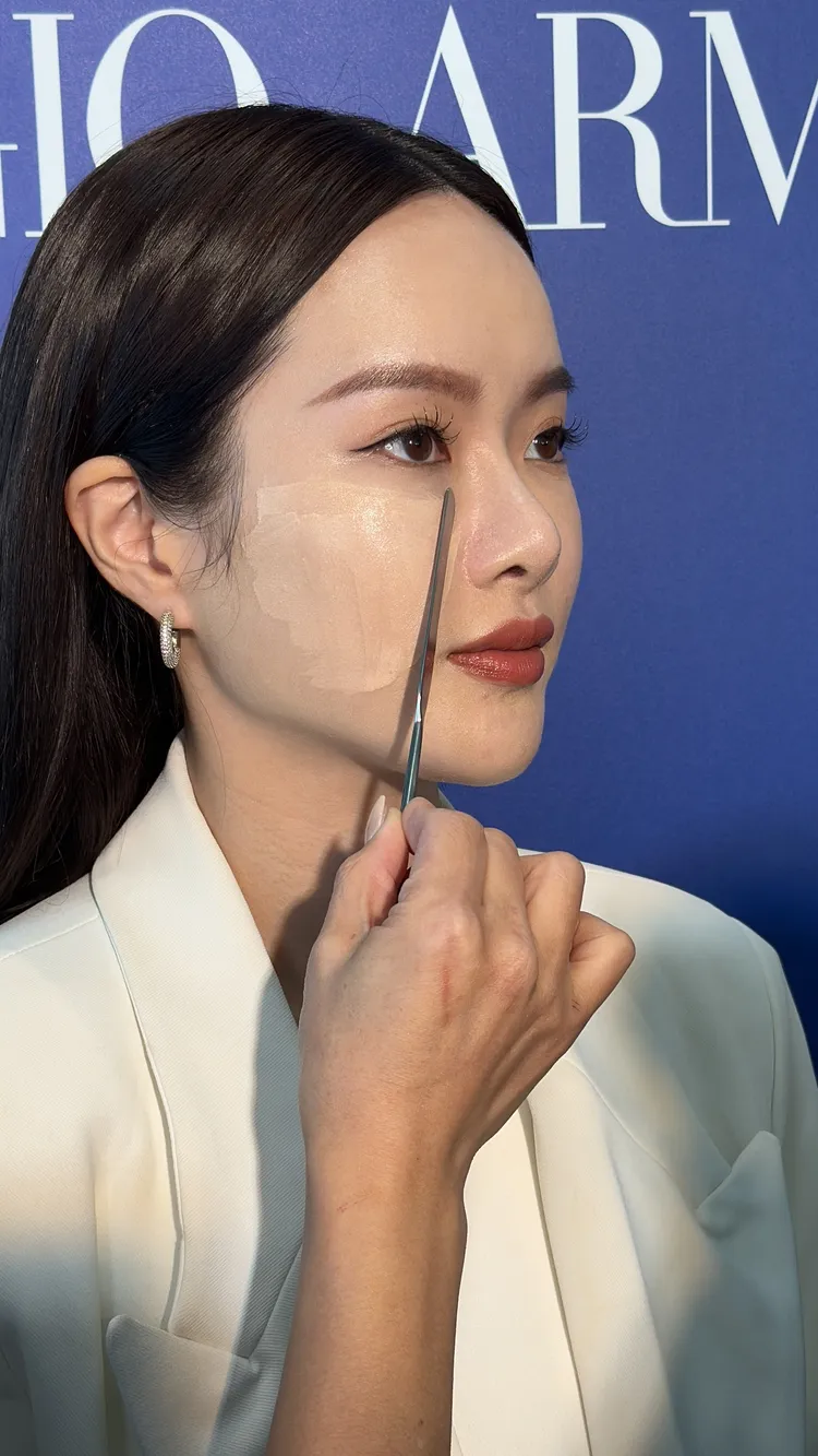 3.再以來回方式大面積將粉底推開，打造細緻妝感