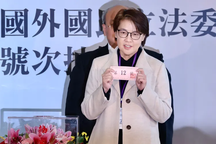 黃珊珊代表民眾黨抽到12號。林林攝