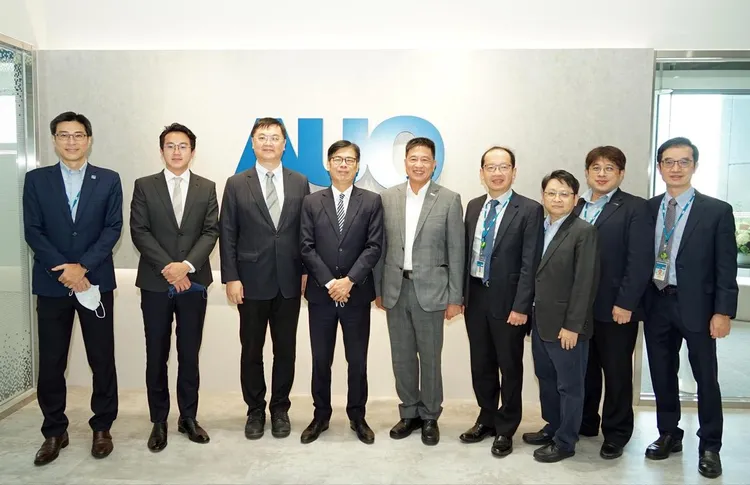 2022年9月友達進駐高雄台壽大樓成立「AUO解決方案研發中心」，市長陳其邁強調亞灣是數位轉型最佳練兵場域。經發局提供