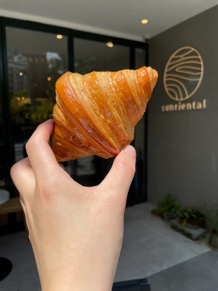 Sunriental Café的黑松露可頌會現刨上新鮮松露。業者提供