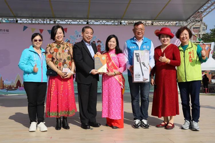 陳見賢副縣長表揚模範新住民家庭代表及新住民學習楷模。新竹縣府提供