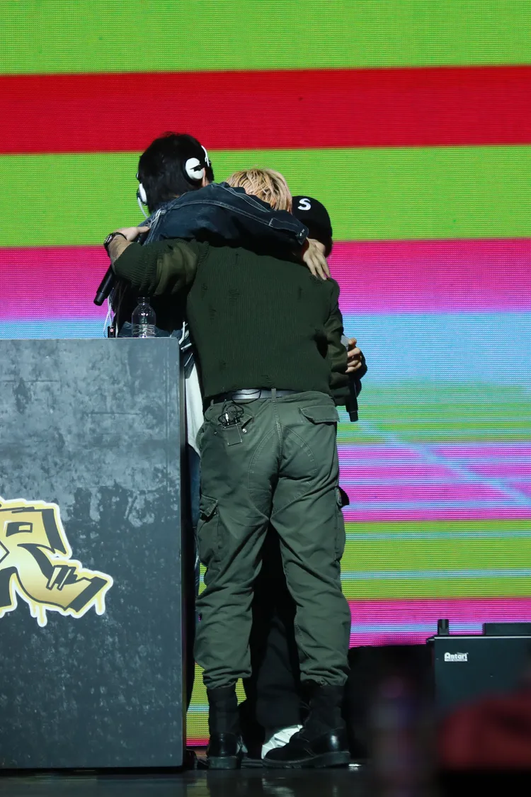 ØZI表演結束後與Groovyroom擁抱。寬魚國際、D-SHOW提供