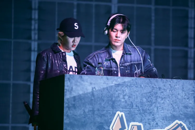 朴圭正（右）、李輝珉最近簽下泫雅。寬魚國際、D-SHOW提供