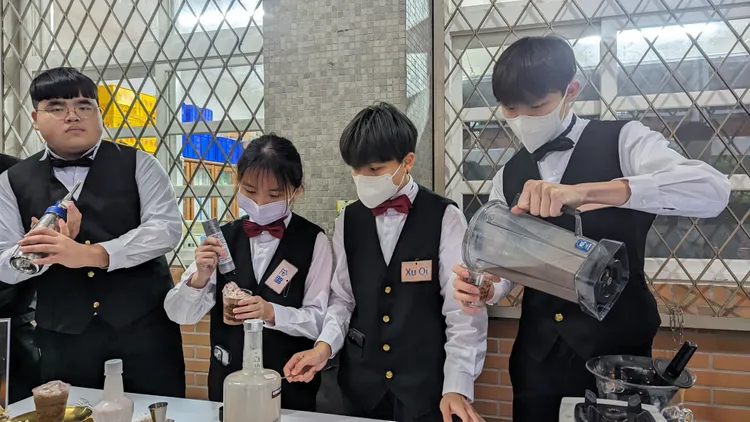 學生製作好喝調酒。校方提供