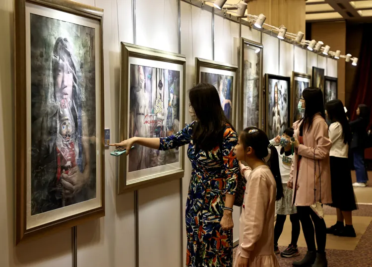 現場陳列得獎作品，大小畫家相互觀摩！ （圖/國泰金控提供）