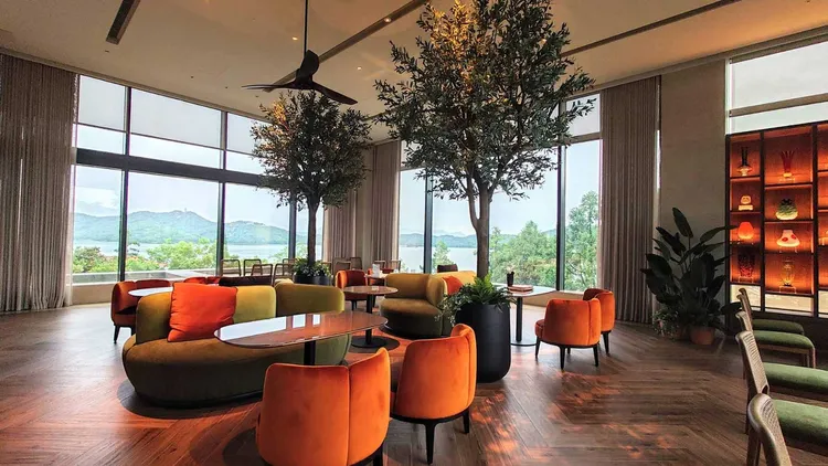 「雲水」行政酒廊於2023年雲品酒店全新設置，外觀以溫室花園風格打造富有綠意的休憩空間。業者提供