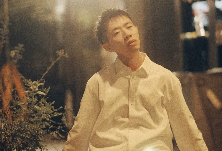 歌迷敲碗7年，歌手鄭興《最笨的思念》終於發行錄音室版本。好的秋工作室提供