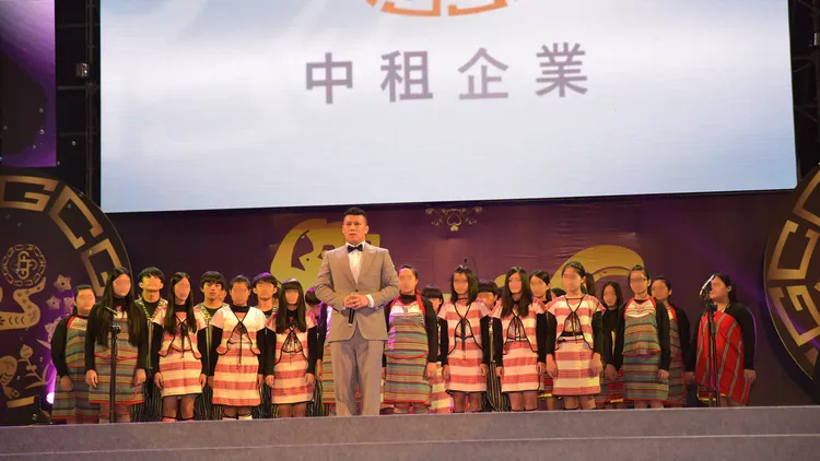 中租基金會秘書長(中)李昆穎，2017年與時為介壽國中生宗晨光（左起２排第２）曾同台表演。中租基金會提供。