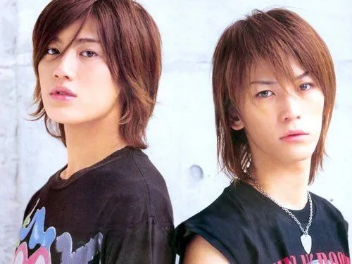 赤西仁（左）與龜梨和也曾是「KAT-TUN」雙台柱，後來赤西仁單飛活動，最終退出傑尼斯。翻攝日本yahoo