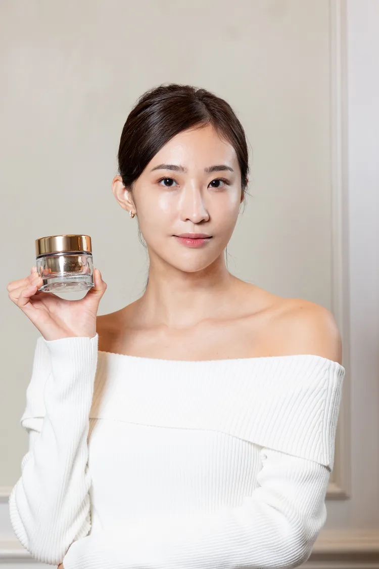 雅詩蘭黛推出全新白金級黑鑽松露逆時煥顏霜，50ml／1萬2500元。品牌提供