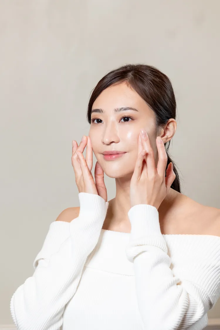 舒活：重點加強三穴點按壓，包含鼻翼、眼下、觀骨下對應之「迎香穴、四白穴、顴膠穴