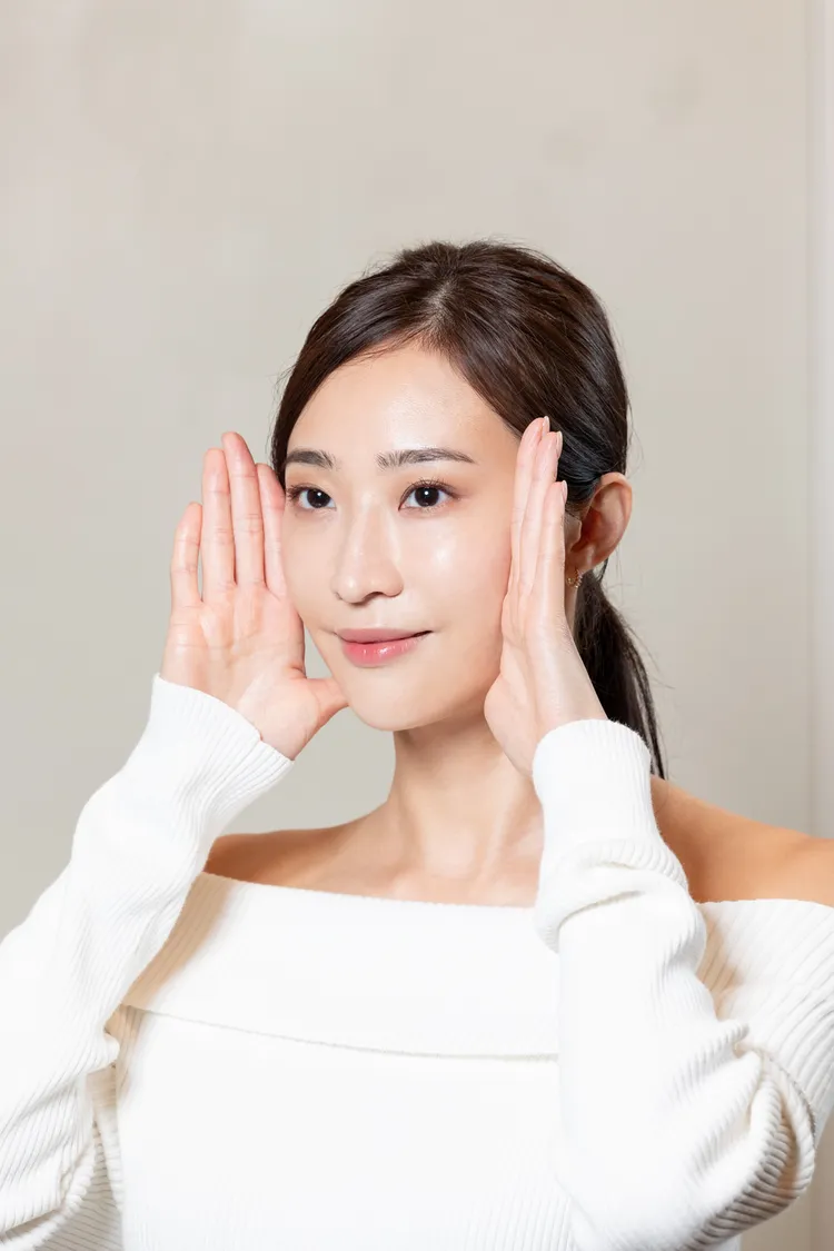 引流：虎口完整包覆全臉並輕撫淋巴至鎖骨，減緩壓力疲勞