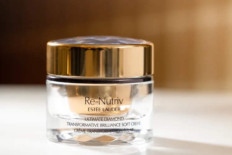 雅詩蘭黛全新白金級黑鑽松露逆時煥顏霜，50ml／1萬2500元。品牌提供