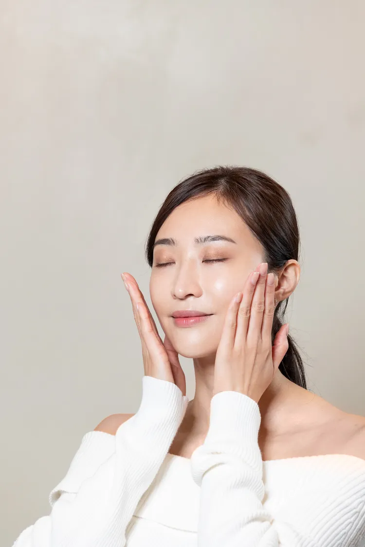 甦：以手掌輕壓按摩，將溫熱能量傳遞至全臉