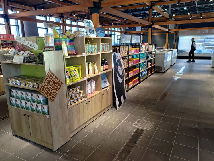 鼓山魚市場室內展售空間(大漁商行)。海洋局提供