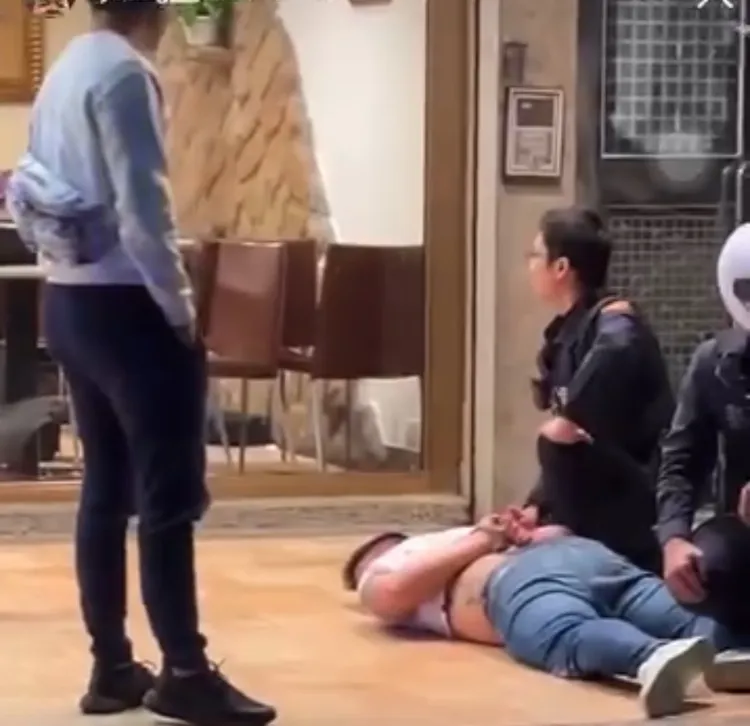警方到場壓制涉嫌鬥毆的嫌犯。翻攝畫面