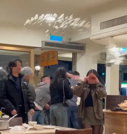 吃宵夜上演全武行　清粥擂台画面曝！「8+9大战外籍生」吓坏顾客