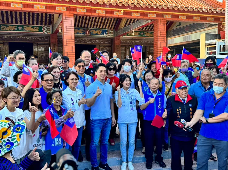 蔣萬安至高雄輔選，首站先到旗津蔣公感恩堂參拜。李明璇總部提供