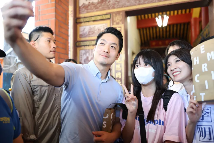 蔣萬安與民眾自拍。李明璇總部提供