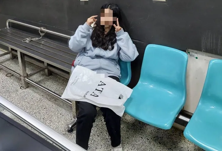 鄭女被帶回派出所，面對鏡頭還比YA。民眾提供