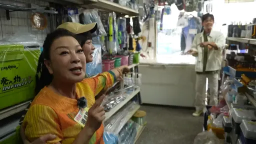 阿翔手癢拿海蟲嚇楊繡惠 氣得她隨手拿東西砸過去