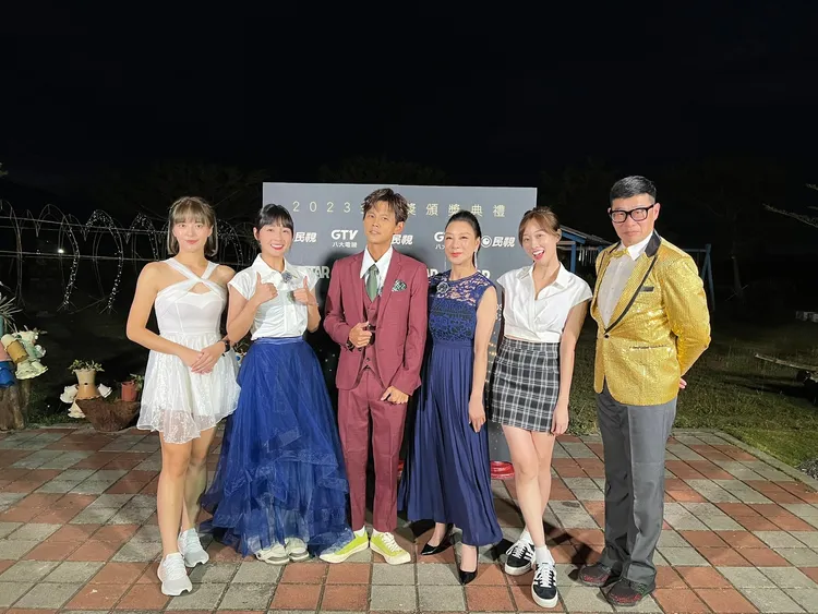 藝人盛裝吃魚，馬力歐被說（右起）像變魔術，楊繡惠則像永遠的親家母。民視提供