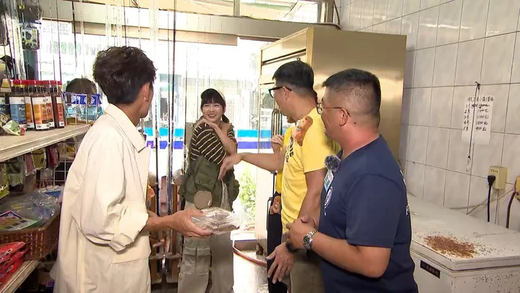 籃籃（中）看到海蟲，躲得老遠。民視提供