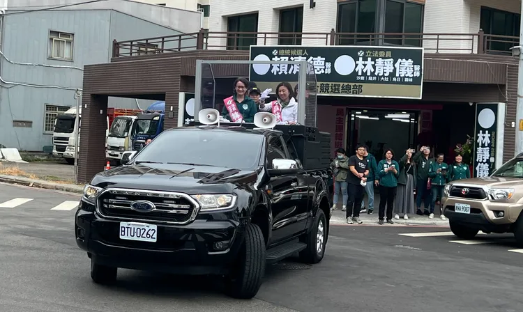 蕭美琴陪同林靜儀車隊掃街。鮮明攝