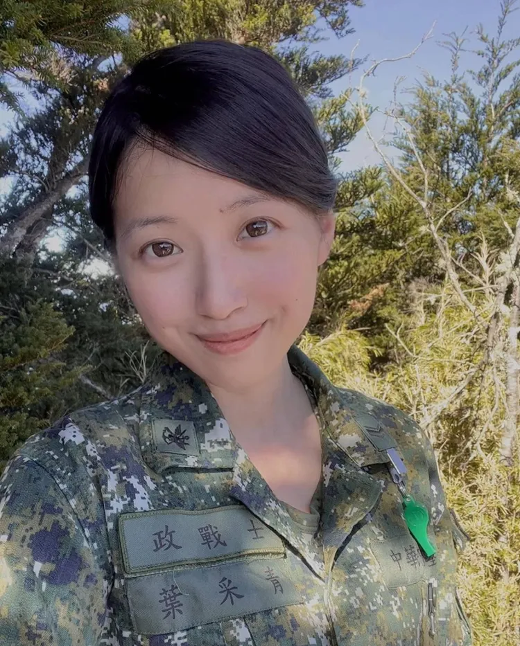 美女政戰士葉采青。翻攝自論壇PTT