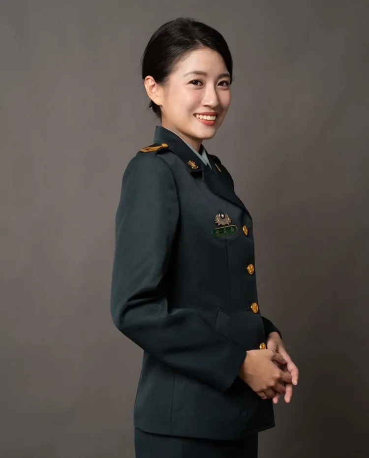 美女政戰士葉采青。翻攝自論壇PTT