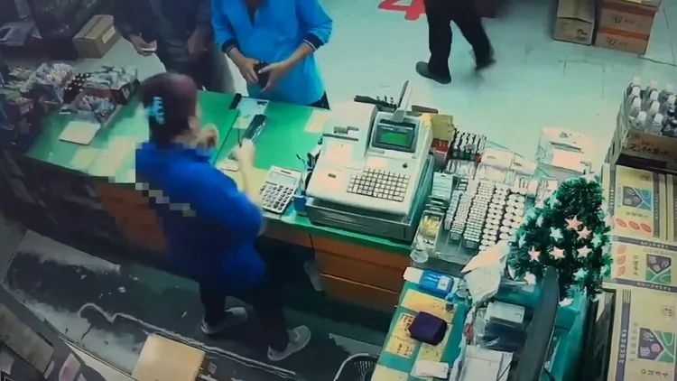 嫌犯購買西瓜刀的畫面。民眾提供