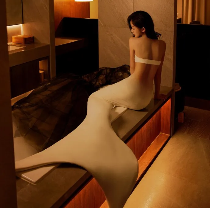 吳宣儀的人魚尾巴超吸睛。翻攝吳宣儀工作室微博