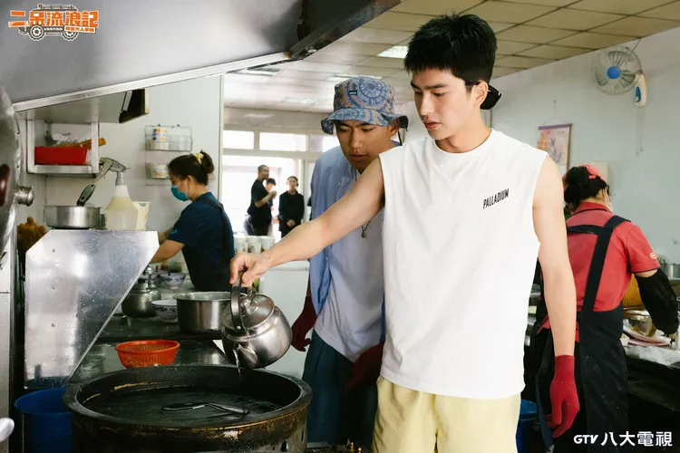 曾敬驊（右）帶朱軒洋及製作單位到家中早餐店。八大提供