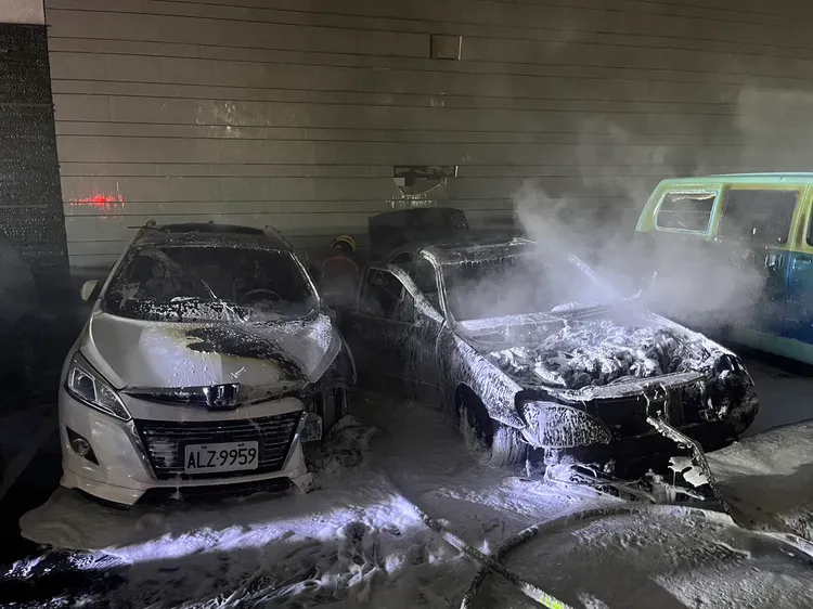 賓士車幾乎燒光光，旁邊本田轎車亦受損嚴重。讀者提供