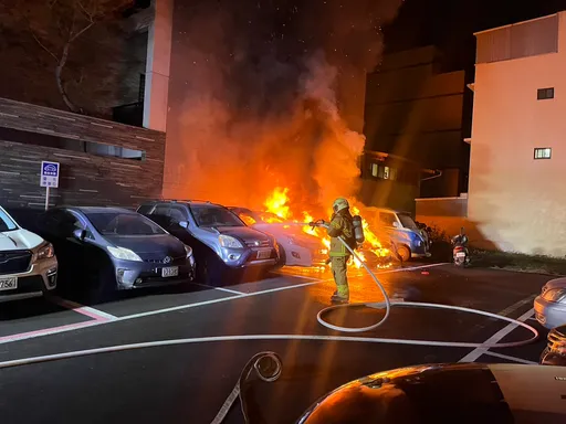 老賓士停車場「發火」！隔壁3車慘遭波及　火調原因出爐