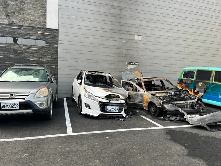 火警共造成4車受損，警方研判應為賓士電線老舊短路起火。讀者提供